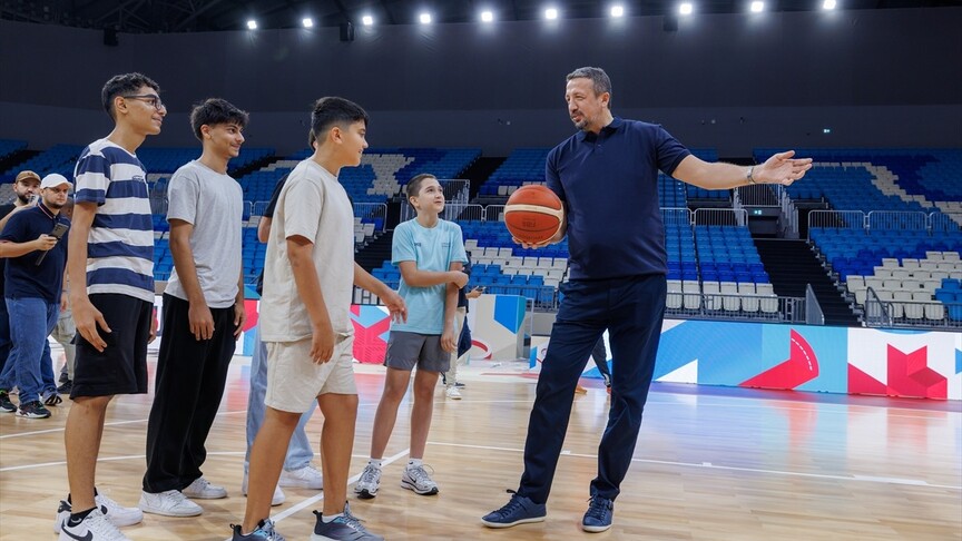 Türkiye Basketbol Federasyonu Başkanı Türkoğlu, Katar Türk Okulu öğrencileri ile buluştu