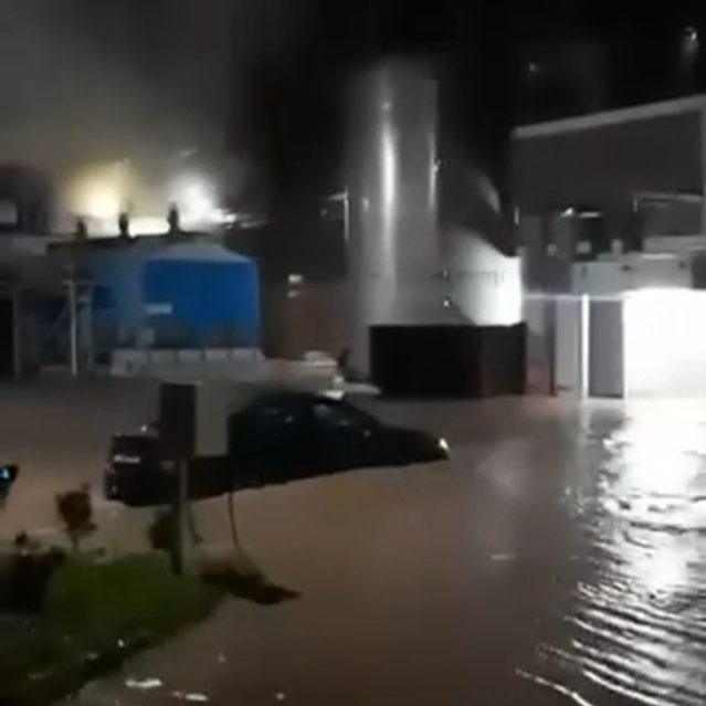 Kocaeli Başiskele'de sağanak, Hayat Kimya ve Özka Lastik bahçelerini göle çevirdi