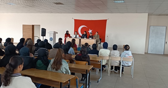 Patnos Devlet Hastanesi'nden Dr. Hande Büyük, Kariyer Günleri'nde gençlerle buluştu