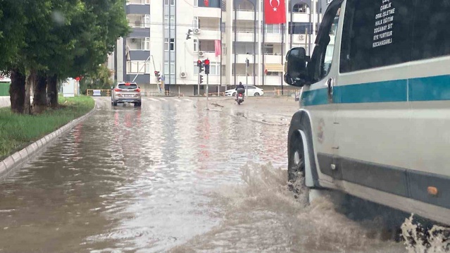 Mersin Erdemli'de şiddetli yağış yolları ve tarım alanlarını su altında bıraktı