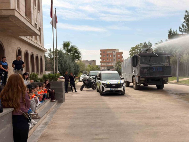 Cizre'de 25 öğrenci emniyet birimlerini gezdi, polislik mesleğini yakından tanıdı