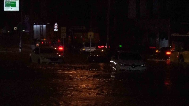Sarıyer Ayazağa'da sağanak Kemerburgaz Caddesi'ni göle çevirdi, İBB'ye tepki geldi