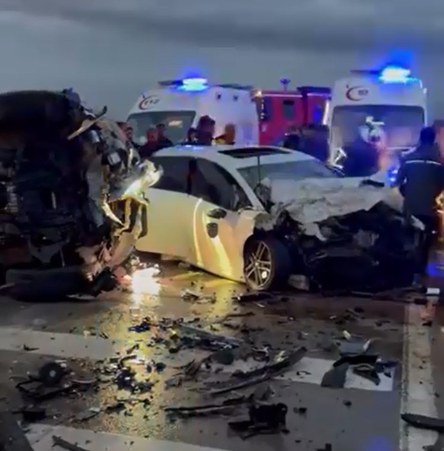 Aksaray'da kafa kafaya çarpışan iki otomobilde her iki sürücü de ağır yaralandı