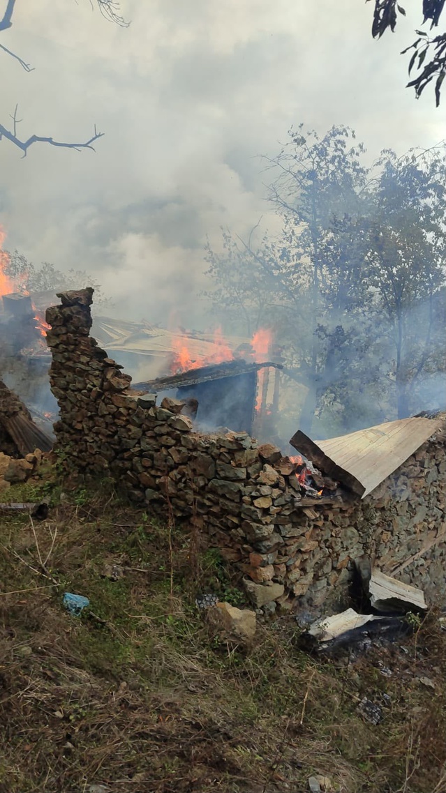 Artvin Yusufeli'nde yıldırım düşen 3 katlı evde yangın çıktı, kullanılamaz hale geldi