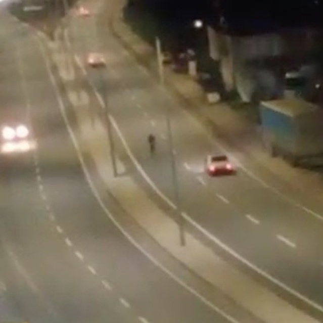 Artvin Hopa'da trafiğe aldırış etmeyen kişi araç altında kalmaktan son anda kurtuldu