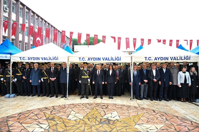 Aydın'da 29 Ekim Cumhuriyet Bayramı törenleri çelenk sunumuyla başladı