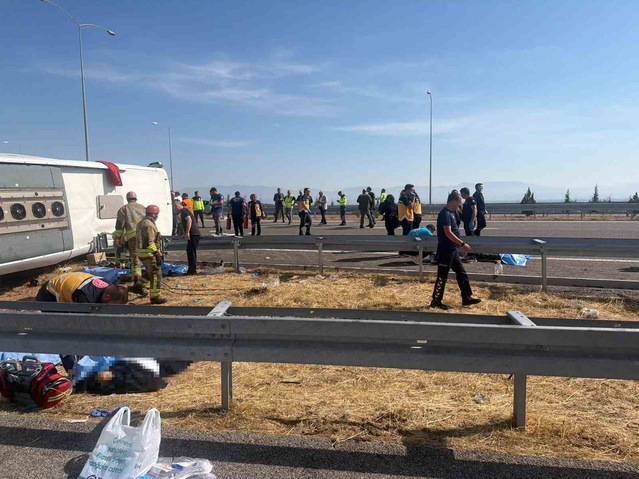 Akhisar'da tır ile yolcu otobüsü çarpıştı: 11 ölü, 26 yaralı