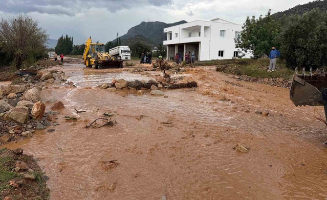 Silifke'de sel suları site bahçeleri ile depoları bastı, Yeşilovacık'ta yol kapandı