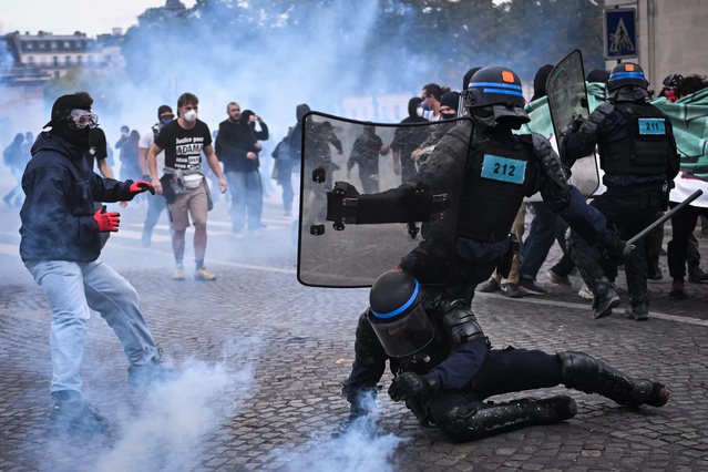 Fransa'da devam eden öğrenci protestolarında 160 binden fazla kişi sokağa indi