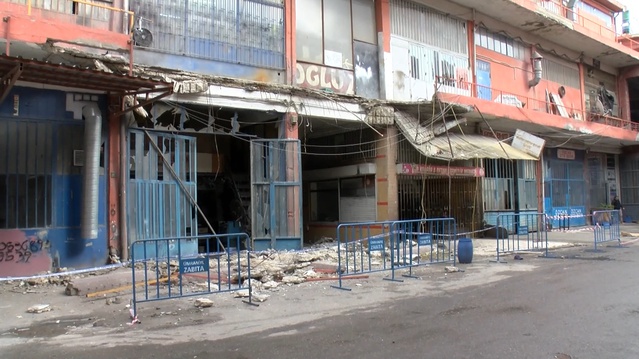 Ümraniye'de sanayi sitesindeki iş yerinin balkonu çöktü, 3 işçi yaralandı