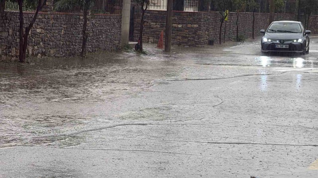 Bodrum'da şiddetli yağış dereleri taşırdı, Koyunbaba Mahallesi'nde evleri su bastı