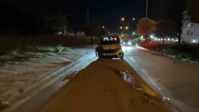 Eskişehir'de hafif ticari araç otomobille çarpıştı, yaralanan olmadı, maddi hasar oluştu