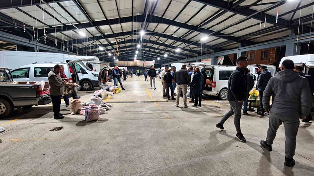 Düzce Kuzu Kestanesi pazarında sert pazarlıklar dışarıdan kavga sanılıyor