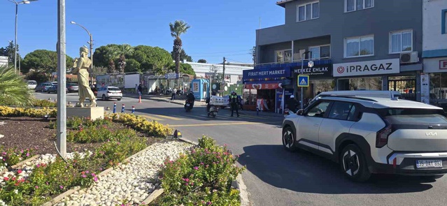 İzmir Çeşme'de yaya önceliği denetiminde yol vermeyen sürücülere para cezası kesildi.