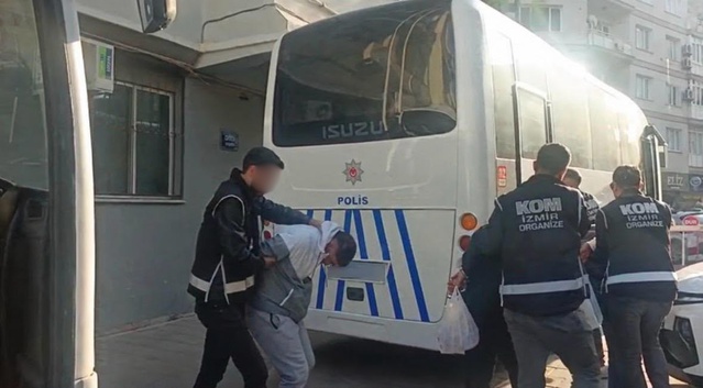 İzmir Konak'ta iş yeri ve aracı kundakladıkları belirtilen 5 zanlıdan 4'ü tutuklandı