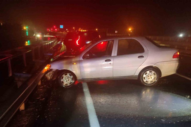 İddiaya göre Edirne Keşan'da bariyerlere çarpan otomobilin sürücüsü yaralandı