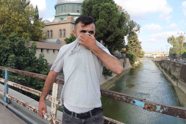 Adana Yüreğir'de kötü koku yayan sulama kanalına esnaf ve vatandaşlar tepki gösterdi
