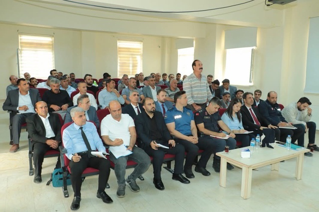 Diyarbakır Çüngüş'te muhtarlar toplantısında sorunlar ve yatırımlar değerlendirildi