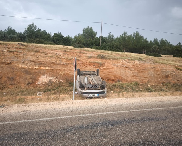 Adıyaman Besni'de kontrolden çıkan otomobil takla attı, 2 kişi yara almadan kurtuldu