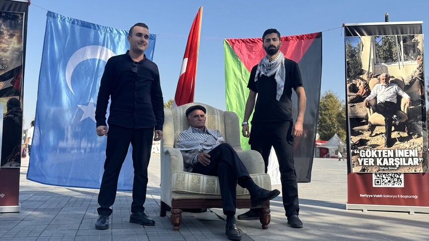 Sakarya'da vatandaşlar, Gazze'deki soykırıma "Sinvar pozuyla" tepki verdi