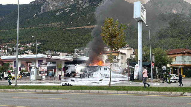 Pamukkale'de yakıt boşaltımı sırasında patlama: Bir kişi ağır yaralı, Denizli-Antalya yolu kapandı