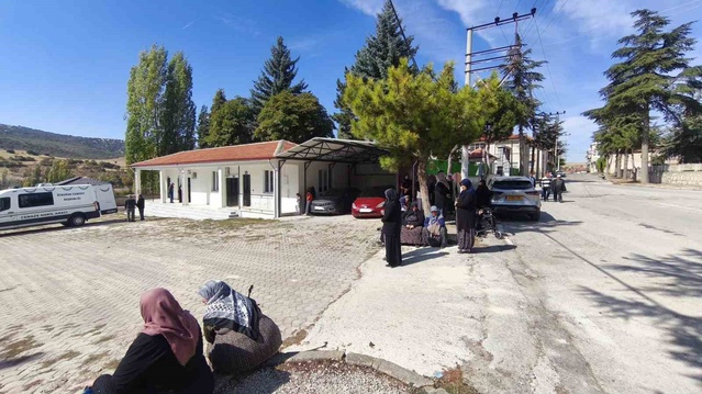Bolvadin Özburun'da iki araç cenaze cemaatinin gölgelik alana girişini engelledi