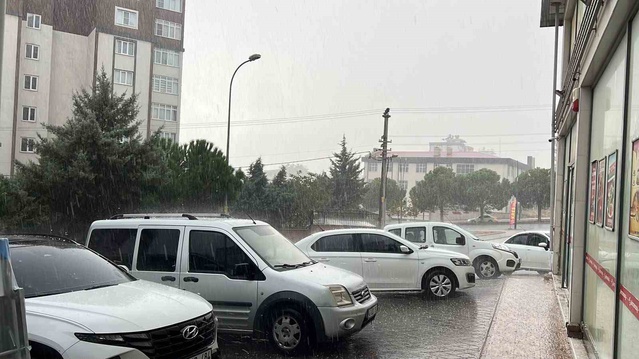 Kahramanmaraş'ta yağmur ve dolu, cadde ve sokaklarda su birikintisi oluşturdu