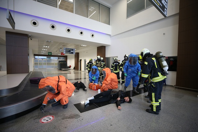 Çanakkale Havalimanı'nda amonyak sızıntısı tatbikatı yapıldı, 7 yolcu etkilendi