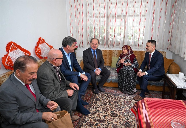 Kocaeli Valisi Aktaş, Cumhuriyet Bayramı'nda iki vatandaşa kimlik kartı verdi