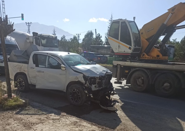 Van Edremit Çiçekli'de 1 ölü 4 yaralı kazanın anı güvenlik kamerasına yansıdı