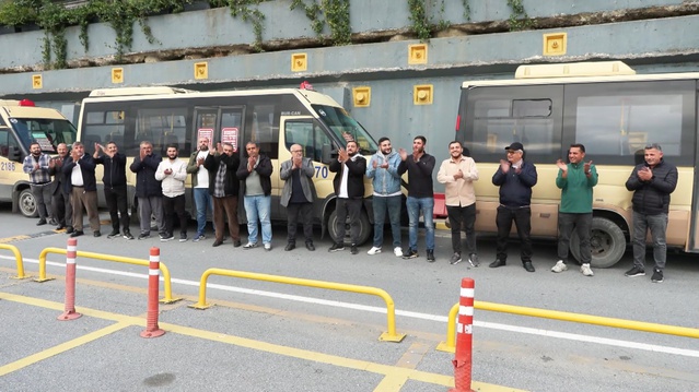 A47 minibüsçüleri İBB önünde kontak kapattı, 31 araçtan 21'i borç nedeniyle çalışmıyor