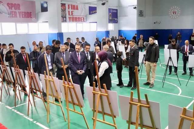 Erzincan Üzümlü'de 103. yıl etkinliklerinde fotoğraf sergisi açıldı