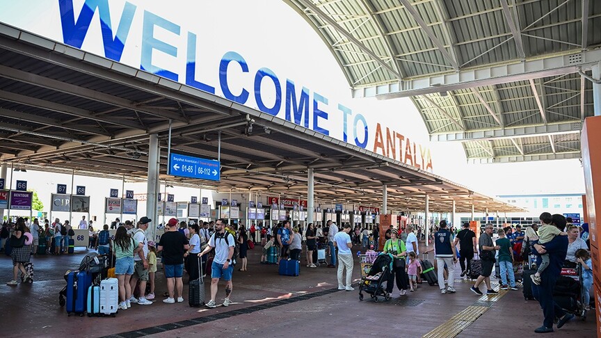 Ege ve Akdeniz'deki havalimanları yaz turizm sezonunda 41,6 milyon yolcu ağırladı