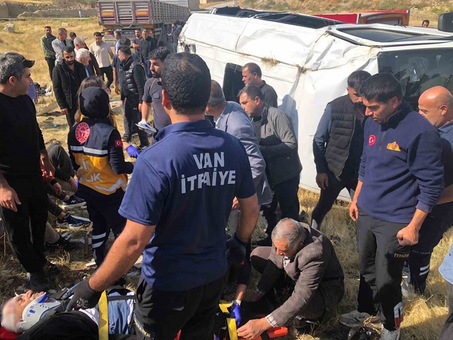 Van Gürpınar'da tır yolcu minibüsüne çarptı, 11 kişi yaralandı, birinin durumu ağır
