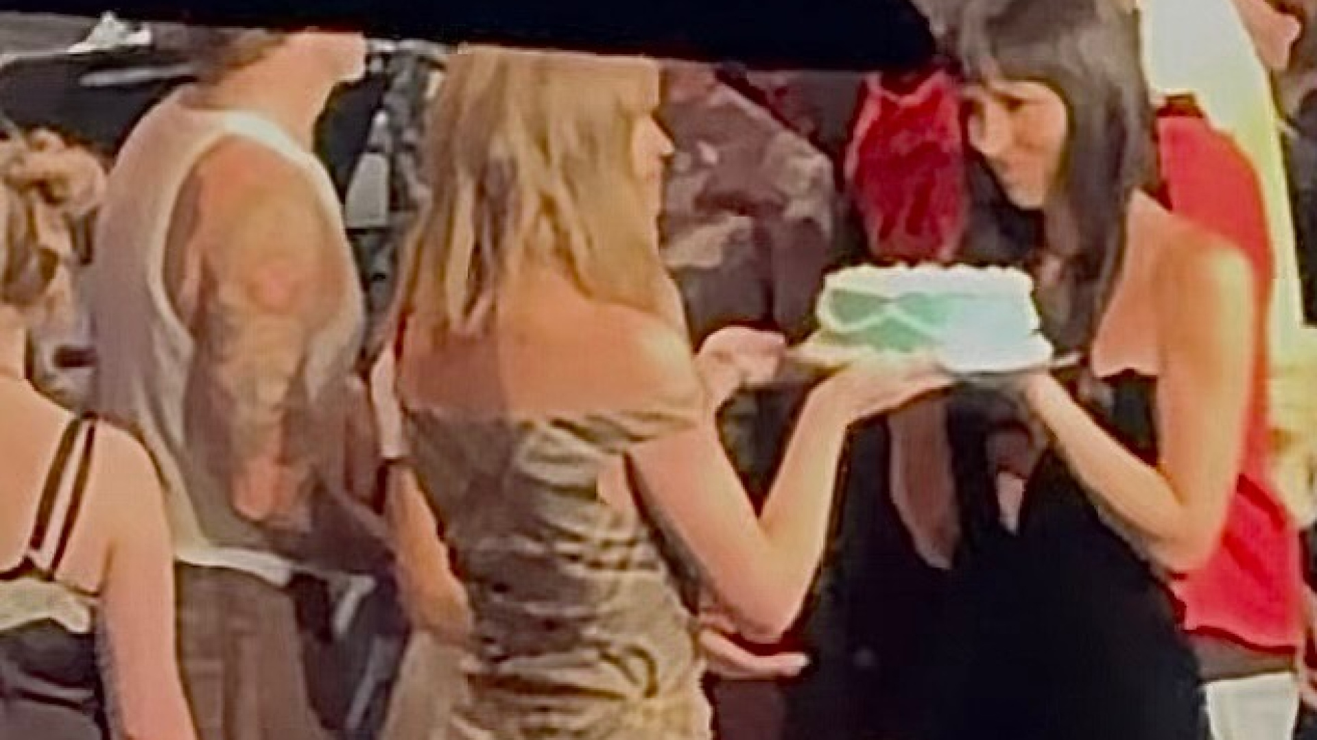 Kamera arkasında doğum günü sürprizi