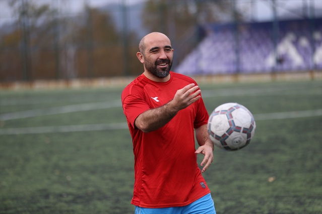 Ordu'da futbolcu Osman Ismak, 11 taklalı sevinçle 57 geri takla rekoruna koşuyor