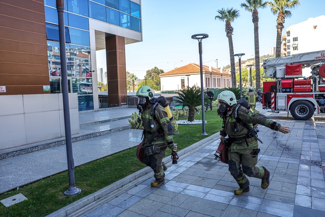 Bayraklı Belediyesi tatbikatında 132 personel ve 9 vatandaş 6 dakikada tahliye edildi