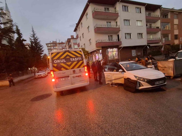 Eskişehir'de servis minibüsü otomobille çarpıştı, sürücü ve yolcular hafif yaralandı