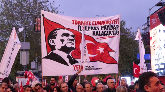 Kadıköy'de Cumhuriyet'in 103. yılı için yürüyüşe Özgür Özel de katıldı
