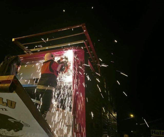 Hatay Hassa'da tır dorsesinde sıkışan 40 keçi itfaiye ekiplerince kurtarıldı