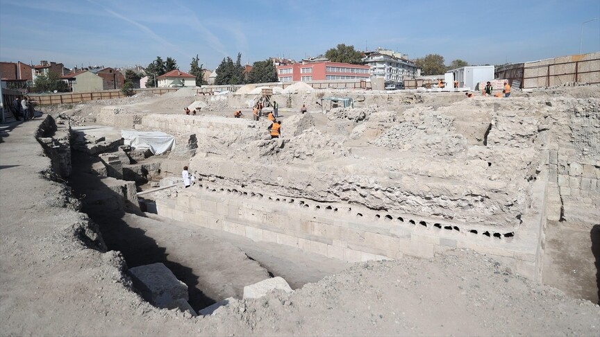 Konya'da tarihi Larende Kapısı ve sur duvarları gün yüzüne çıkarılıyor