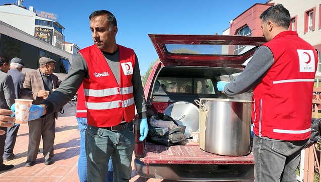 Van Erciş'te depremde ölen 644 kişi için 15. yıl dönümünde dua edildi