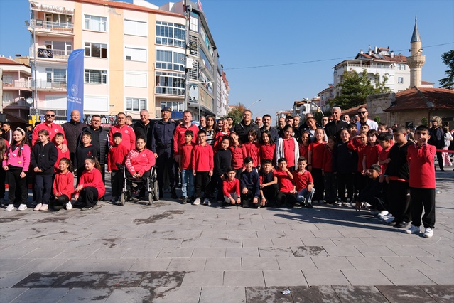 Karaman'da Amatör Spor Haftası'nda Vali Çiçek ve öğrenciler meydana yürüdü