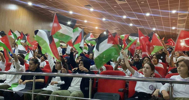 Mersin Proje Anadolu İmam Hatip Lisesi'nde Gazze anması boykot sunumuyla yapıldı