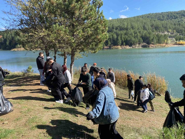 Kastamonu Üniversitesi öğrencileri Araç'ta Tuzaklı Göleti'nde temizlik yaptı