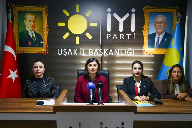 İYİ Parti'li Ofluoğlu Uşak'ta hükümetin ekonomi ve dış politikasını eleştirdi