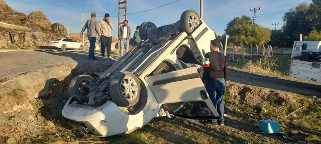 Konya Kulu'da hafif ticari araç şarampole takla attı, 3 kişi yara almadı
