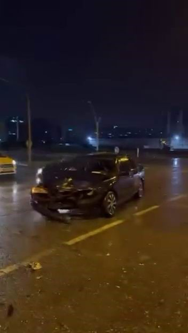 Diyarbakır'da iki otomobil çarpıştı, yaralanan 2 kişi hastaneye kaldırıldı