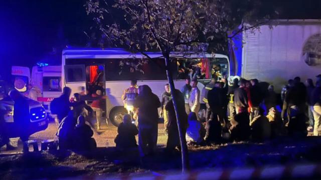 Isparta'da çekici ile minibüs çarpıştı: 17 yaralı