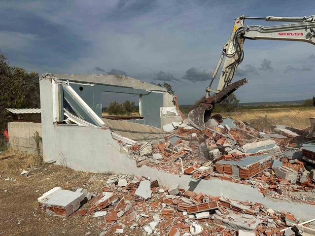 Çanakkale Bayramiç'te Eylül boyunca tespit edilen 21 kaçak yapı yıkıldı